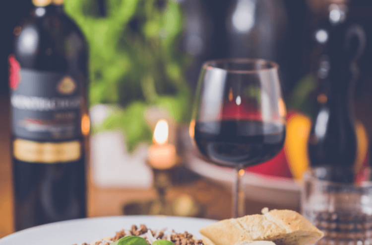 Co trzeba wiedzieć, żeby wybrać odpowiednie wino do kolacji?