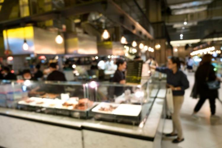 Czym jest food court i skąd jego popularność