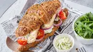 Croissant do kawy, na lunch i w drodze do pracy. Jak zmieniają się zwyczaje Polaków?