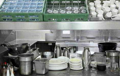 Poprawne mycie zastawy i naczyń kuchennych w gastronomii